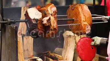 大块美味的猪肉火腿在明火上煮熟。 街头美食。 户外食品。 露营和烹饪